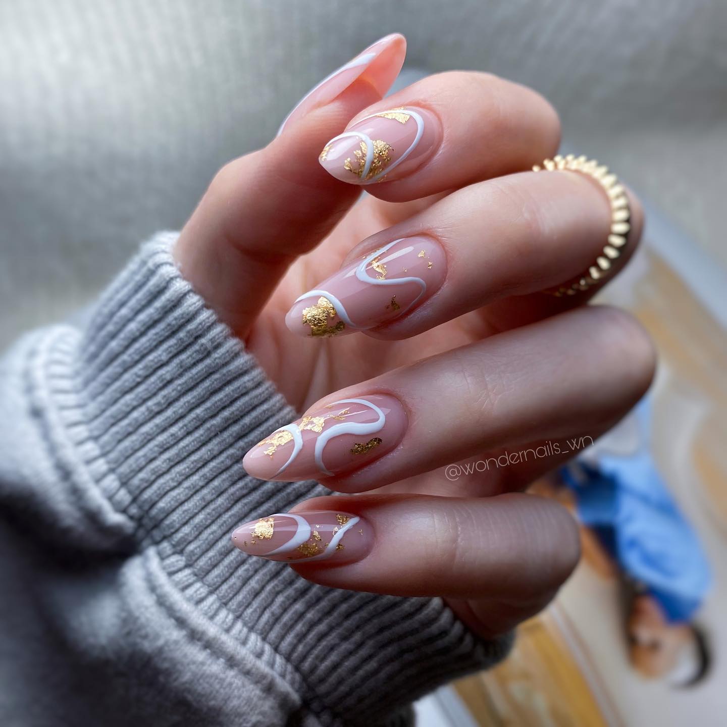 Lange ronde roze nagels met witte wervelingen en gouden folie