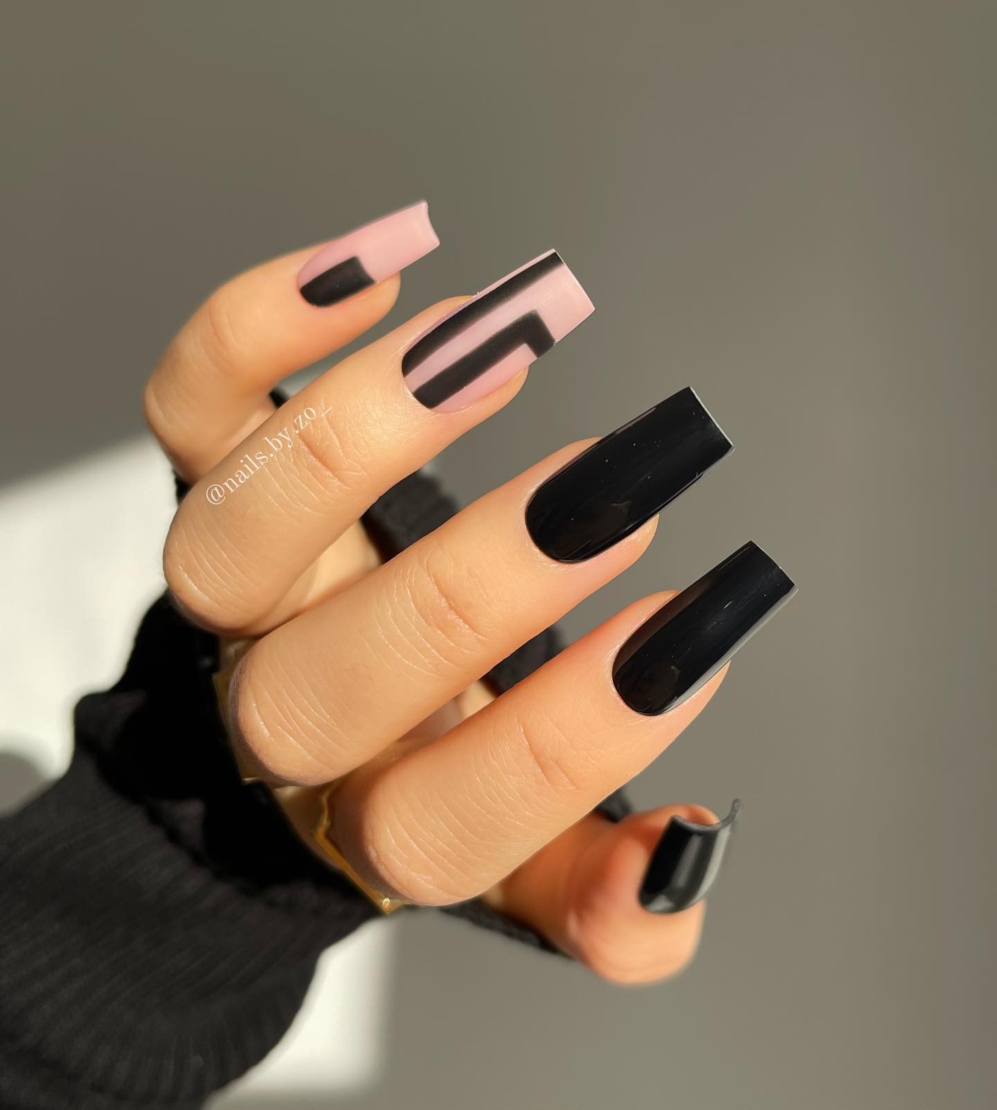 Lange vierkante zwarte en beige nagels met geometrisch ontwerp