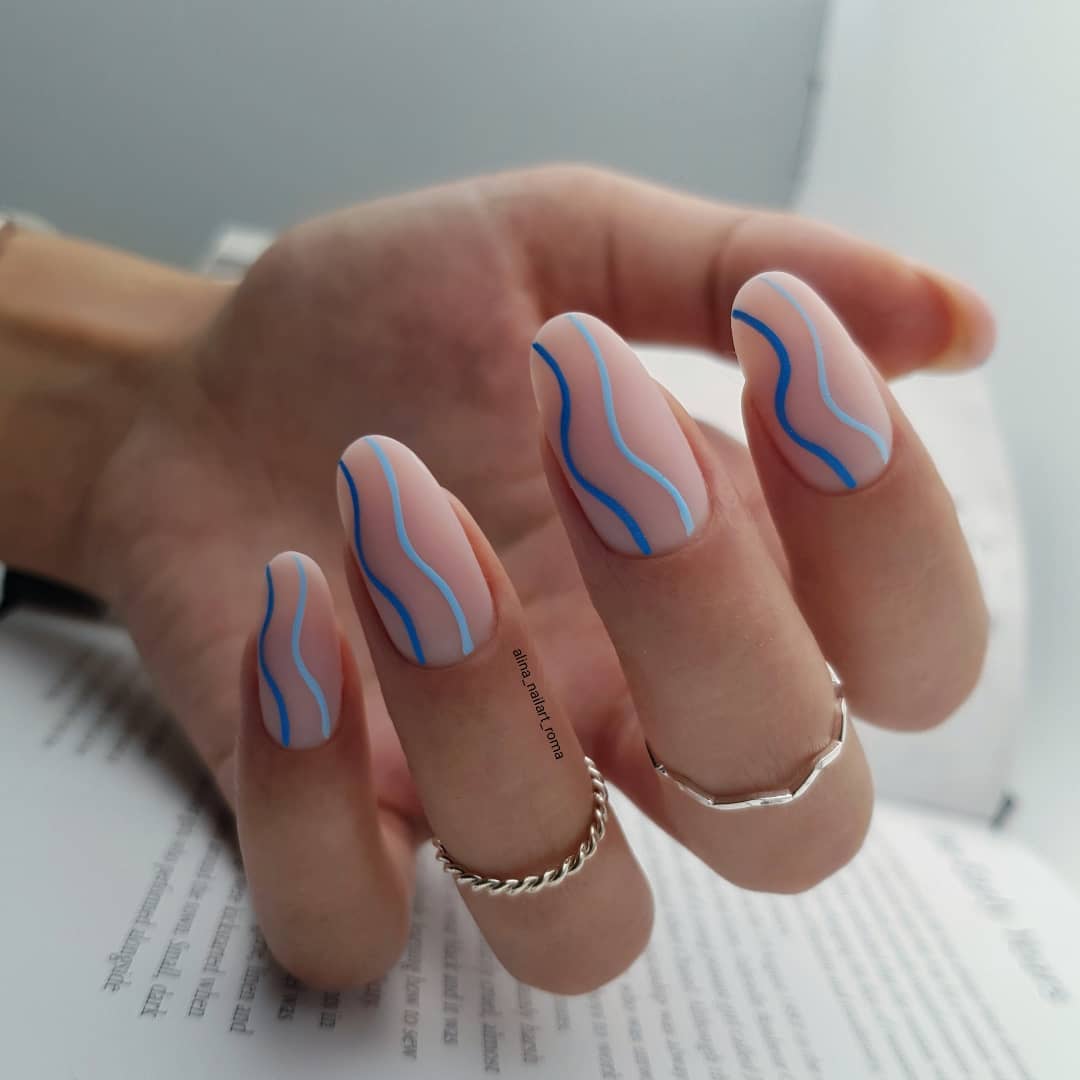 Lange ronde matte nagels met blauwe geometrische wervelingen