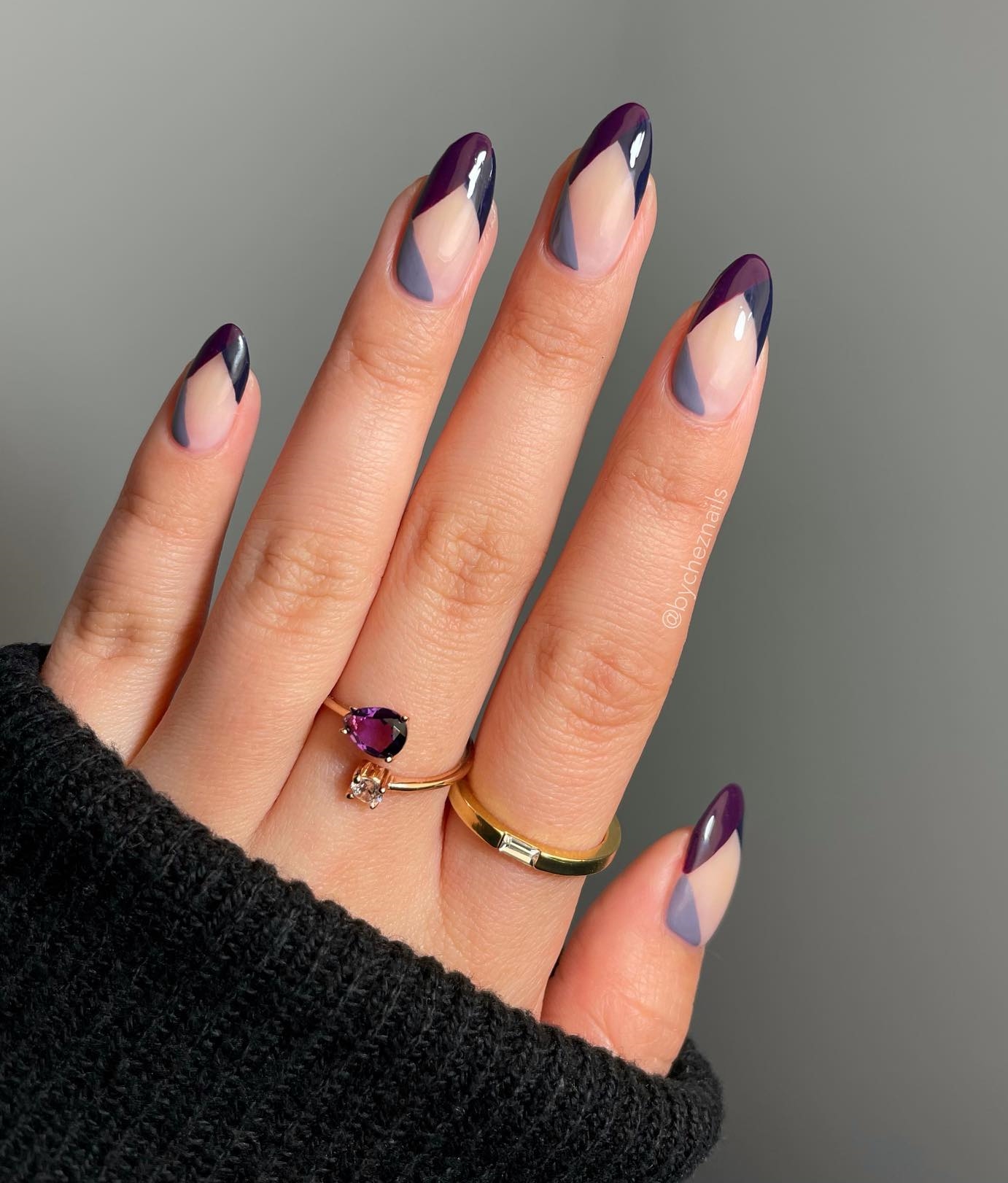 Korte ronde tweekleurige nagels met geometrisch ontwerp