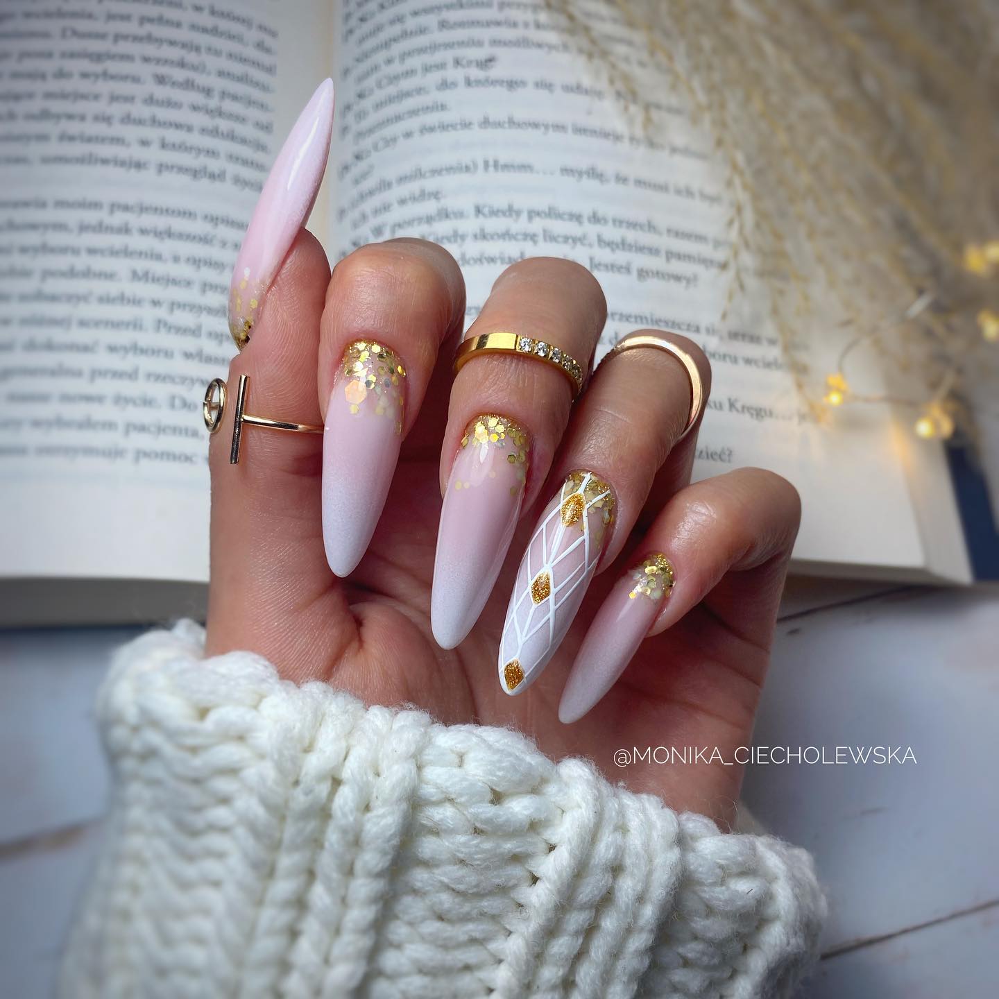 Lange Ombre nagels met geometrisch ontwerp en glitter