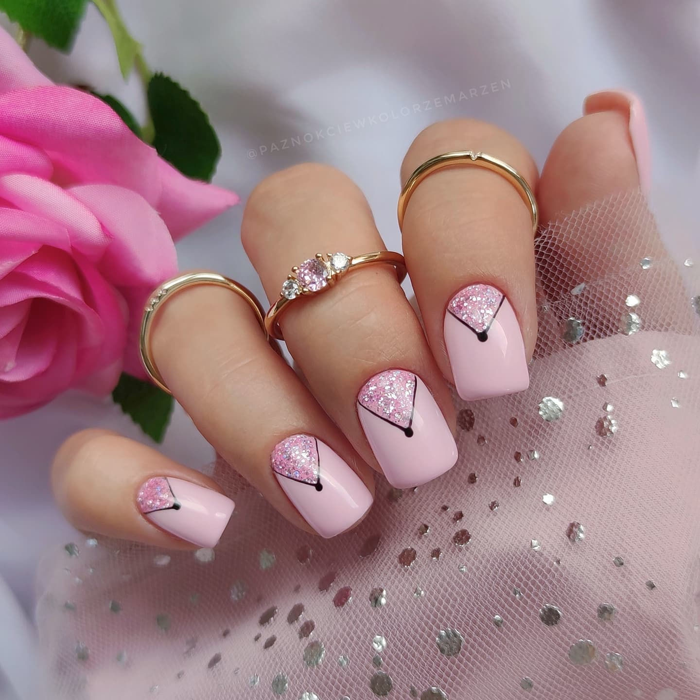 Korte vierkante roze nagels met roze glitter