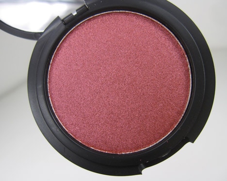 Le Métier de Beauté's True Colour Eye Shadow in een glinsterend rood in de pan 