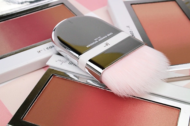 IT Cosmetics Vertrouwen In Your Glow Blushing Bronzer en IT Cosmetics Heavenly Skin One Sweep Wonder #705 borstel