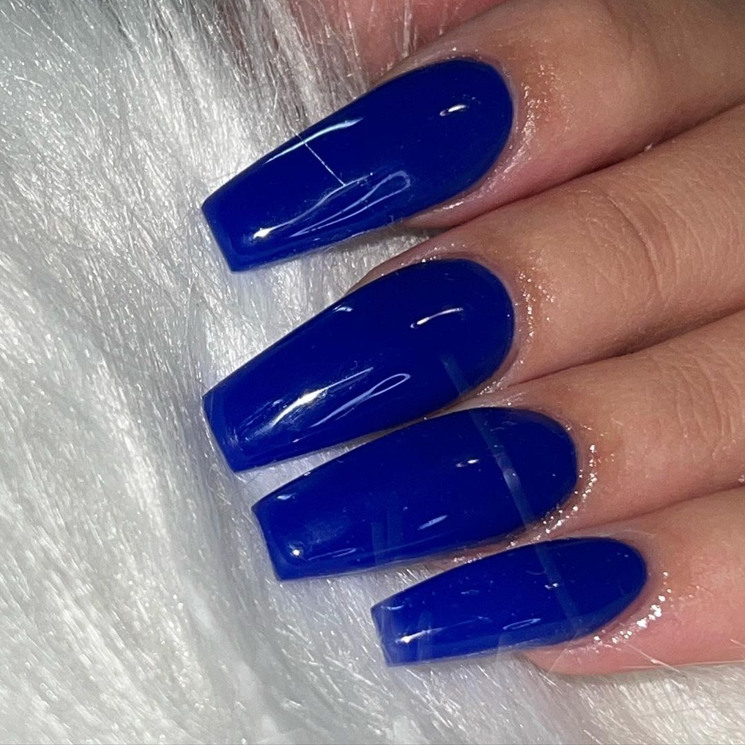 Blauwe doodskist nagels
