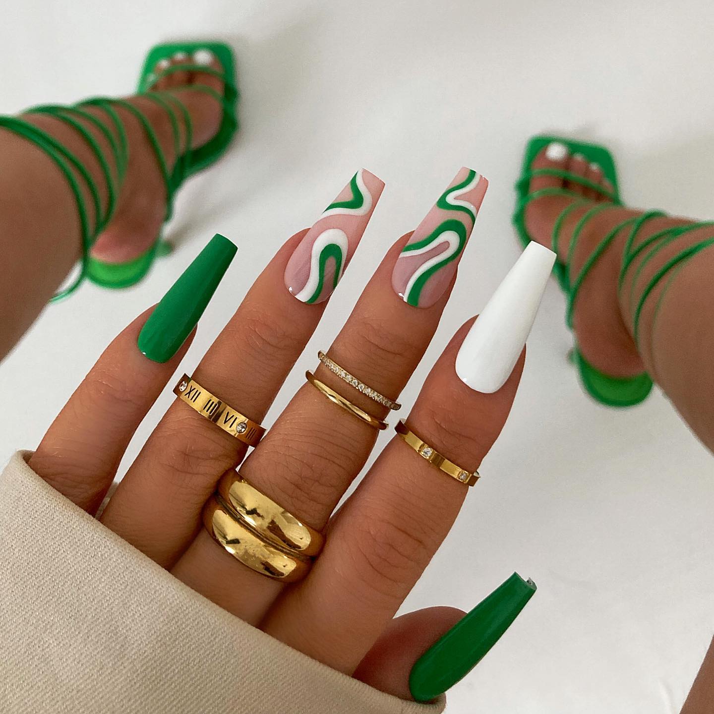 Groene en witte nagels met wervelingen