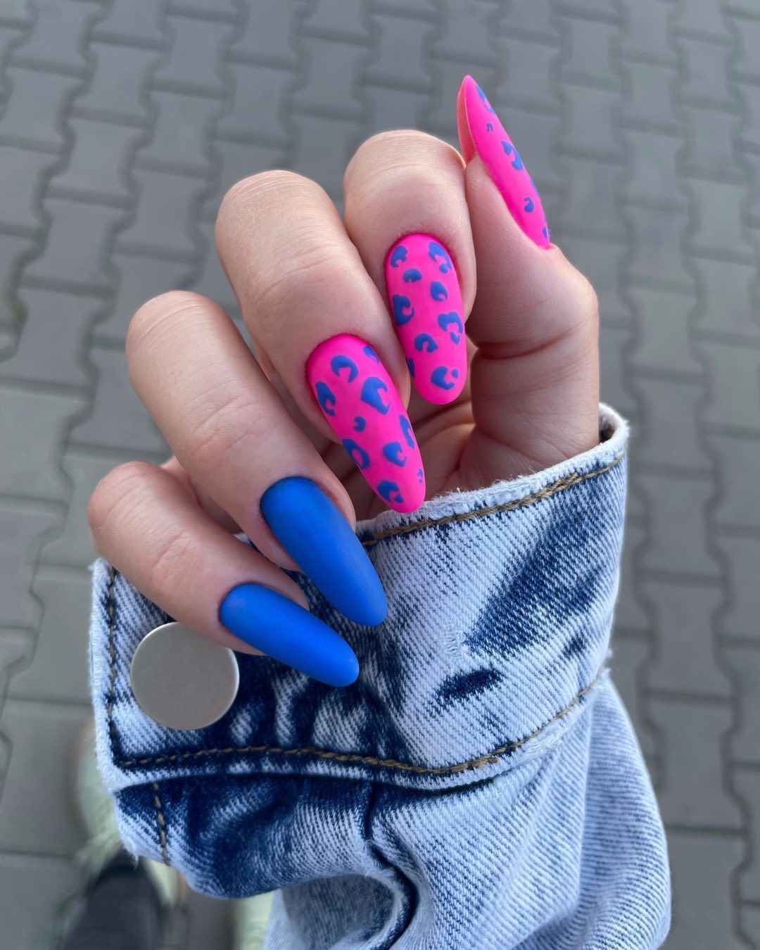 Hete roze en blauwe nagels met luipaardontwerp