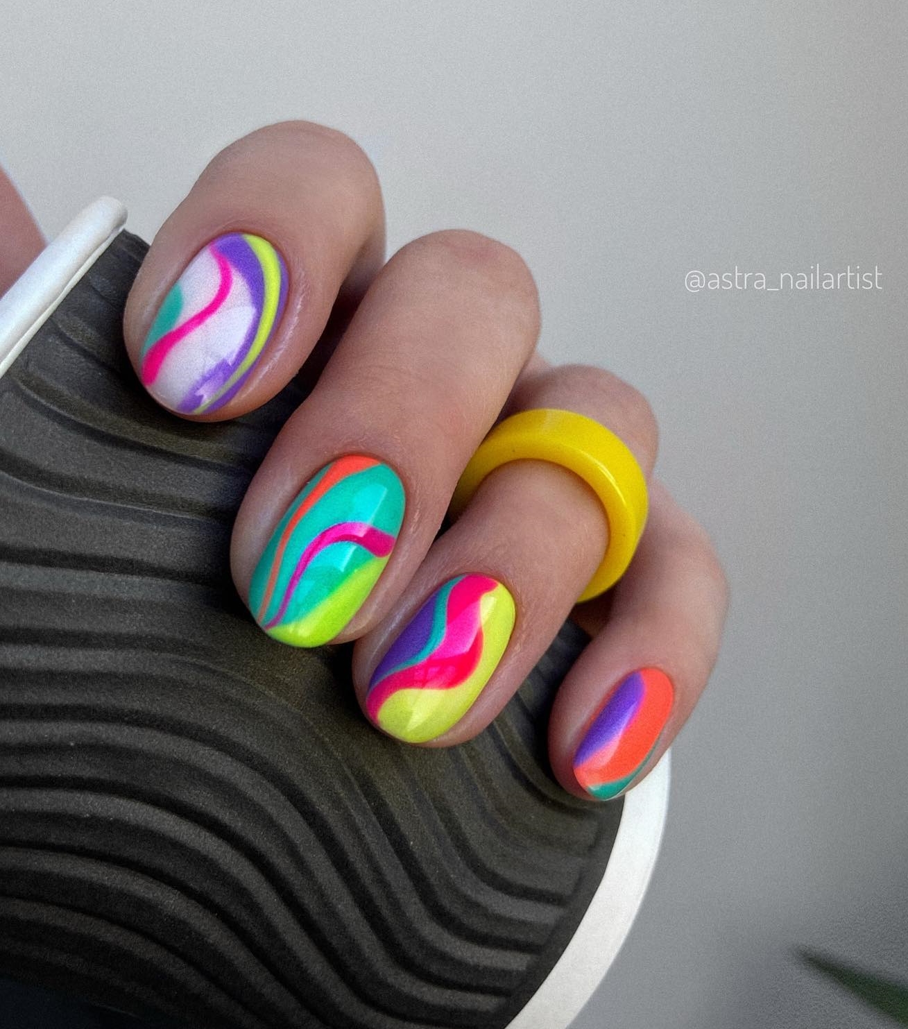Heldere kleurrijke nagels met wervelingen