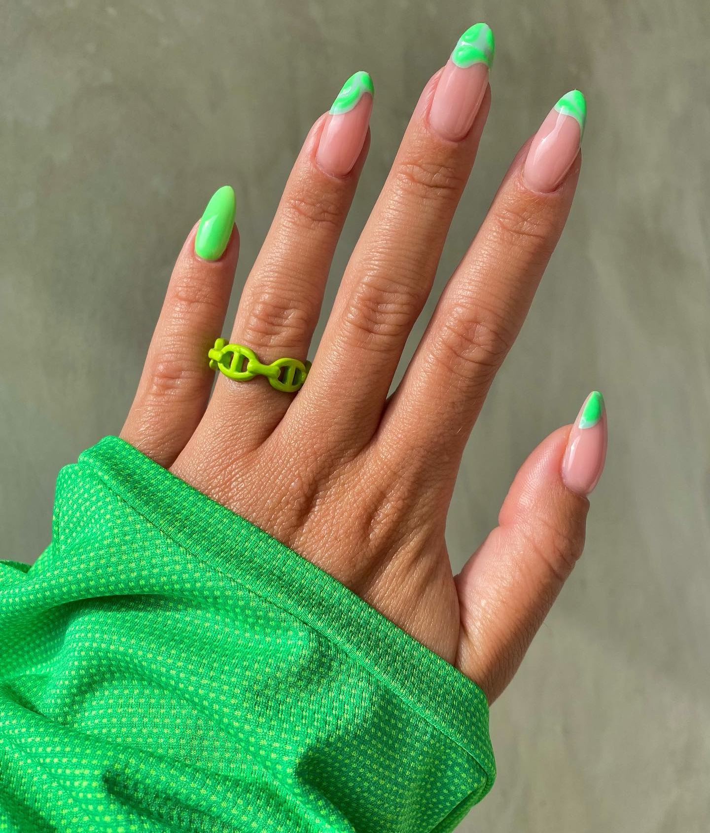 Groene nagel met felgroene tips