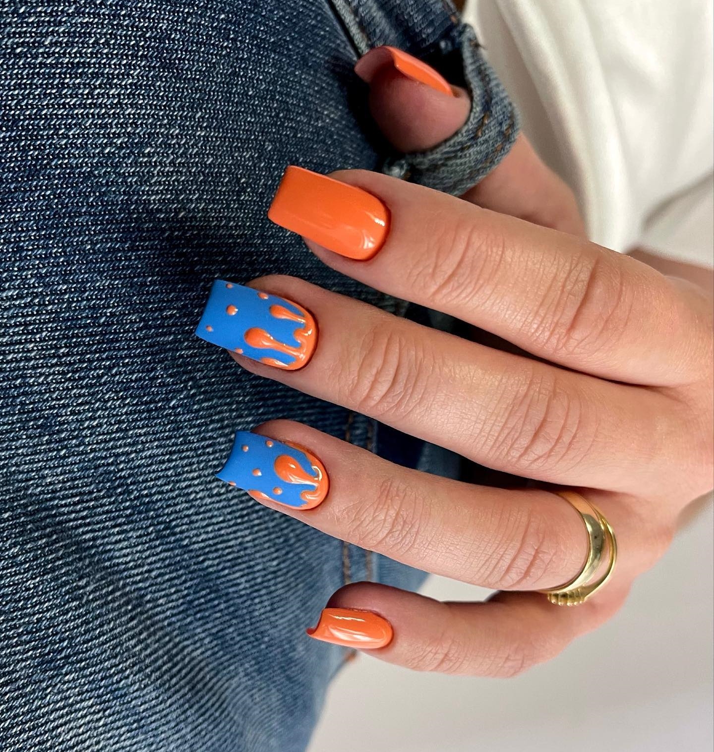 Vierkante oranje en blauwe nagels
