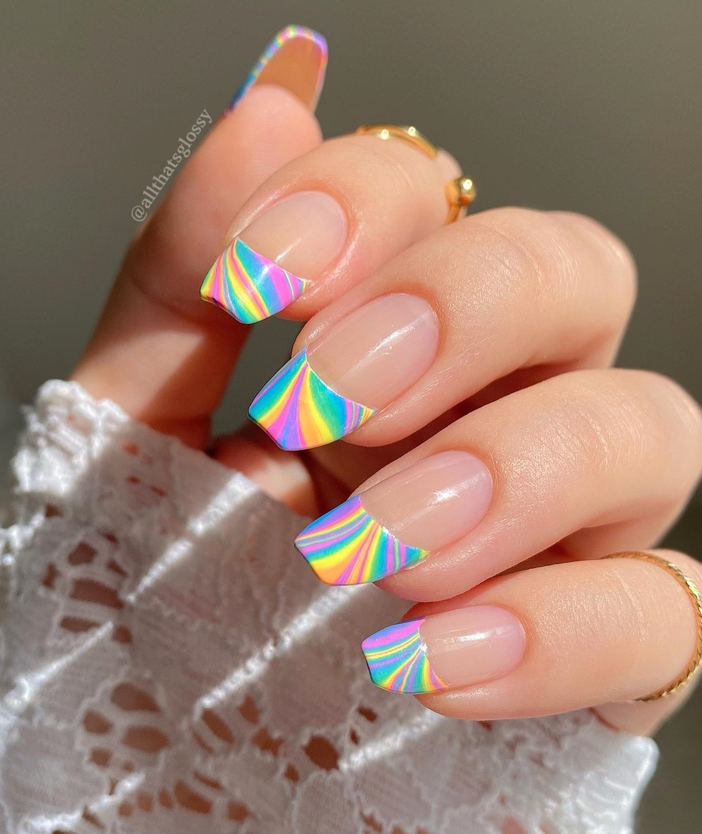 Lange nagels met regenboogtips