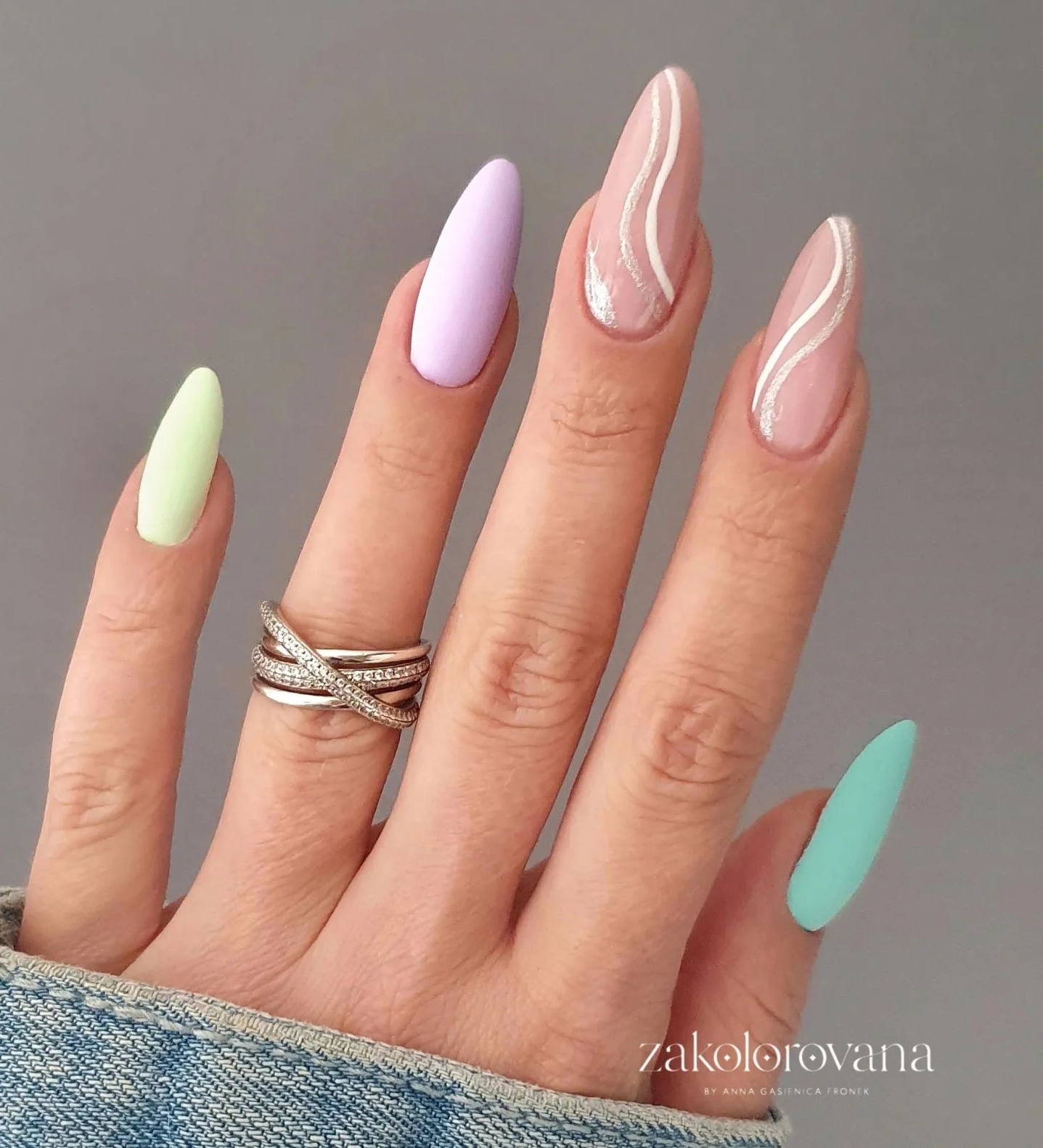 Lange pastelkleurige nagels met wervelingen