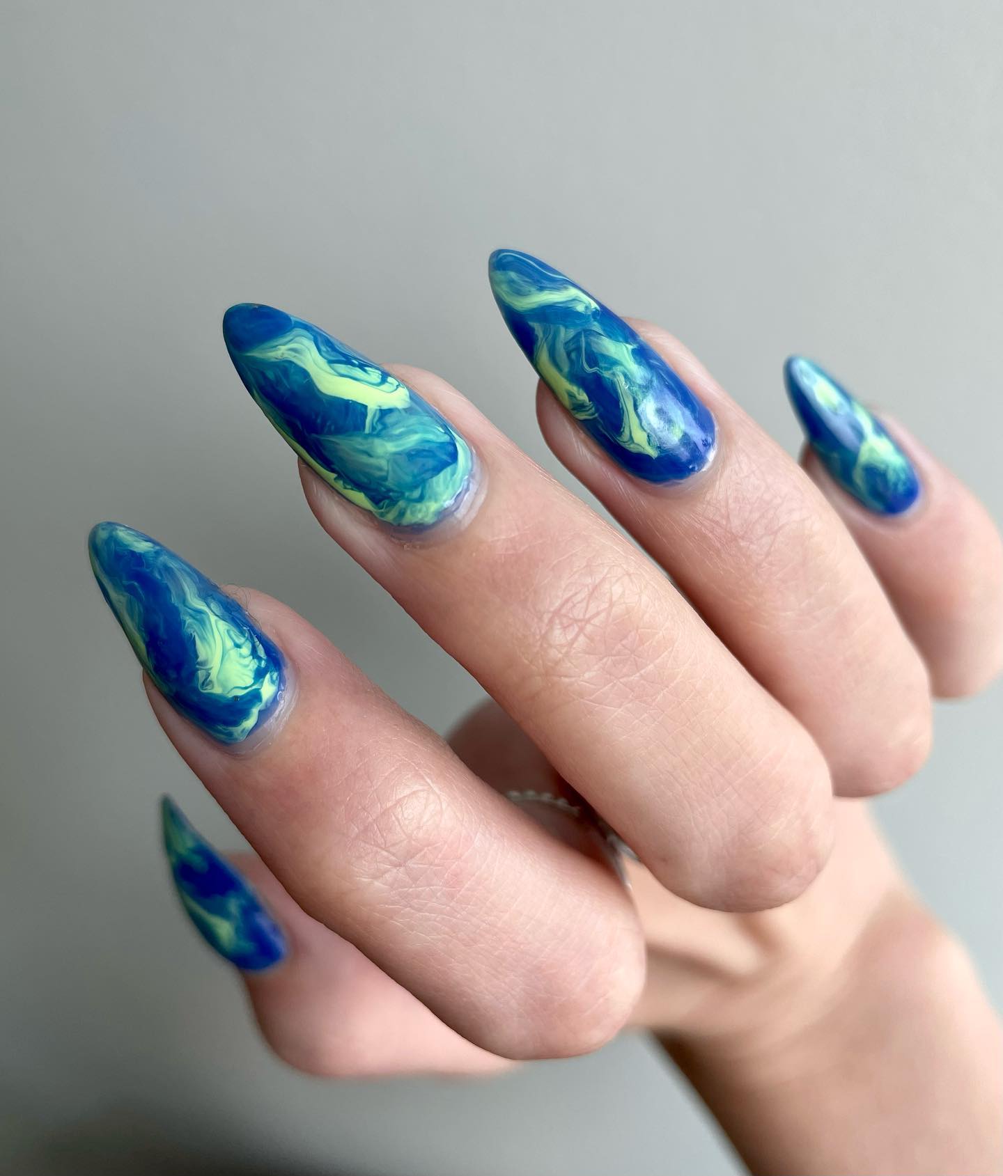 Blauwe en gele marmeren nagels