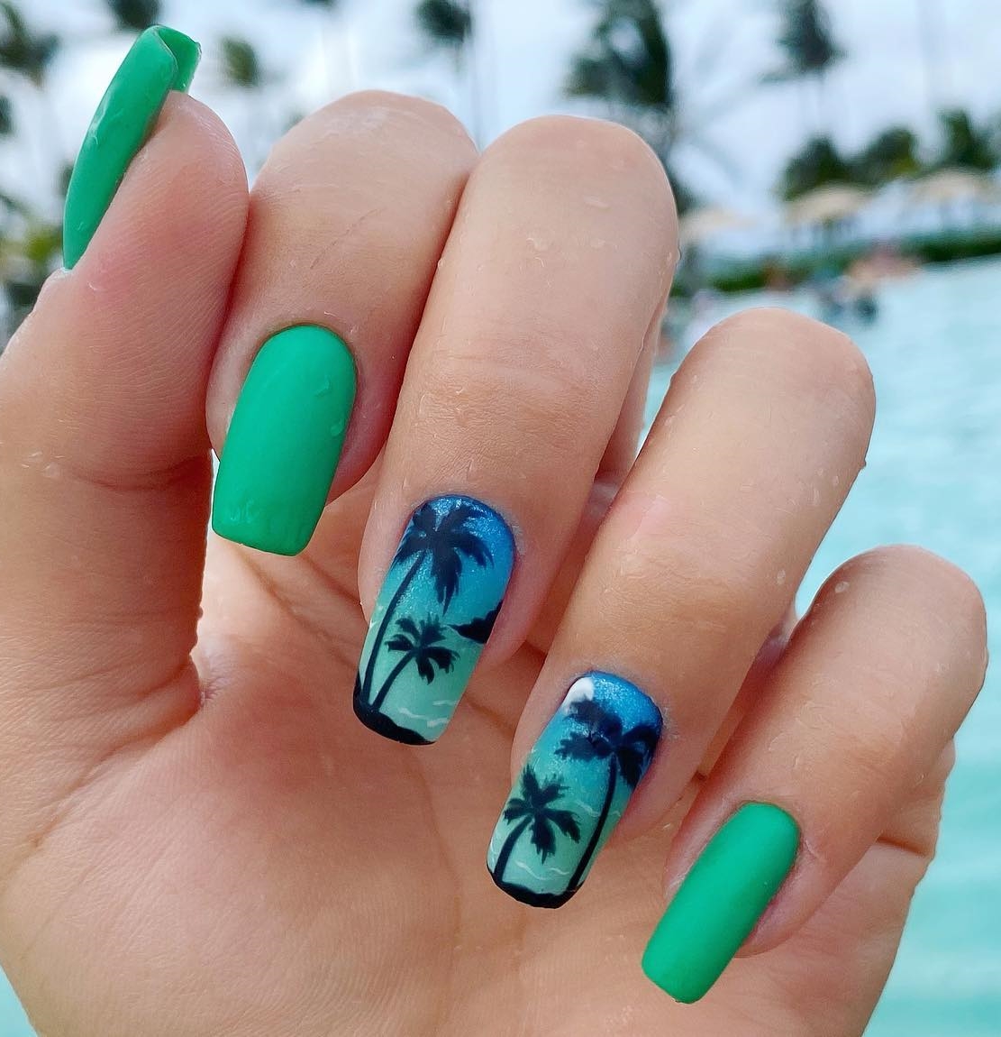 Groene nagels met palmbomen