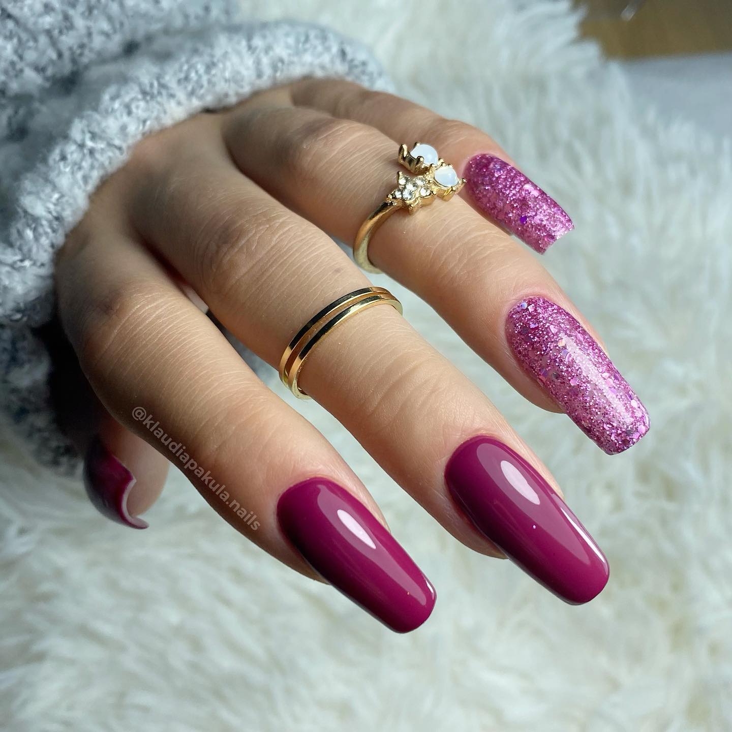 Lange lichte bordeauxrode nagels met roze glitter