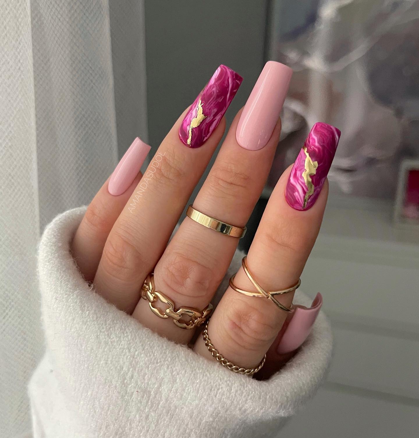 Lange vierkante bordeauxrode nagels met marmeren ontwerp en goudfolie