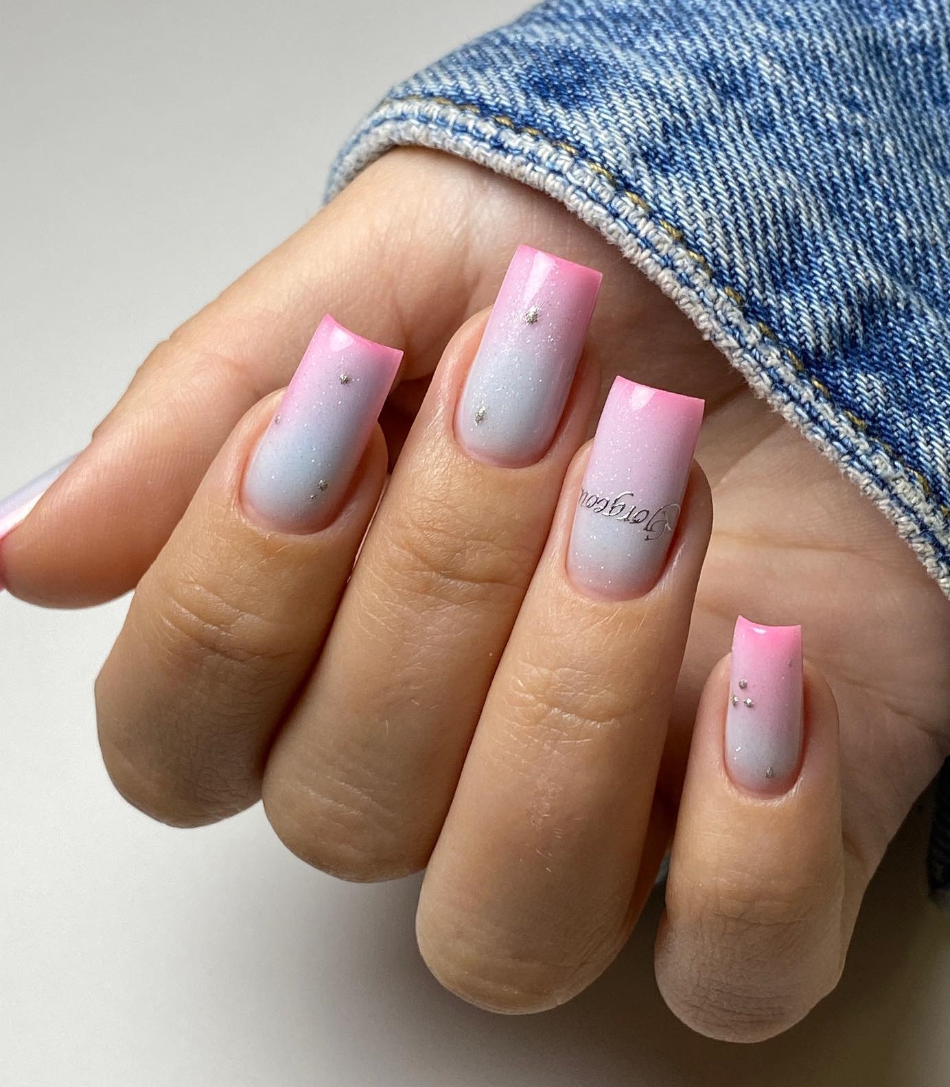 Lange vierkante wit-naar-roze Ombre Franse nagels