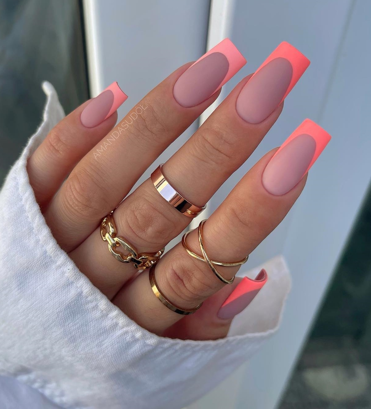 lange vierkante nagels met roze Franse tips
