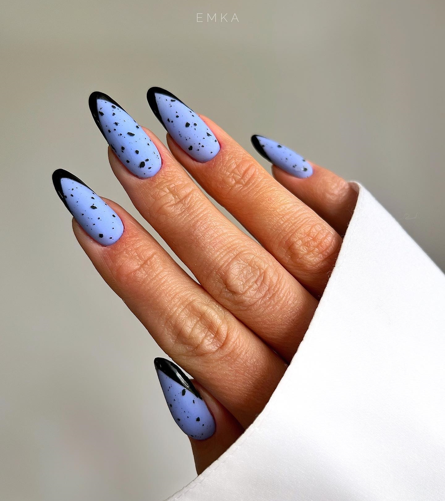Lange ronde blauwe matte nagels met zwarte Franse tips