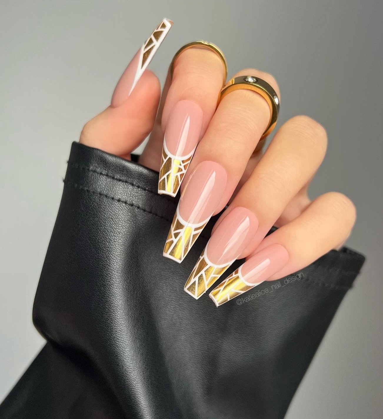 Kistvormige Franse nagels met gouden glittertips