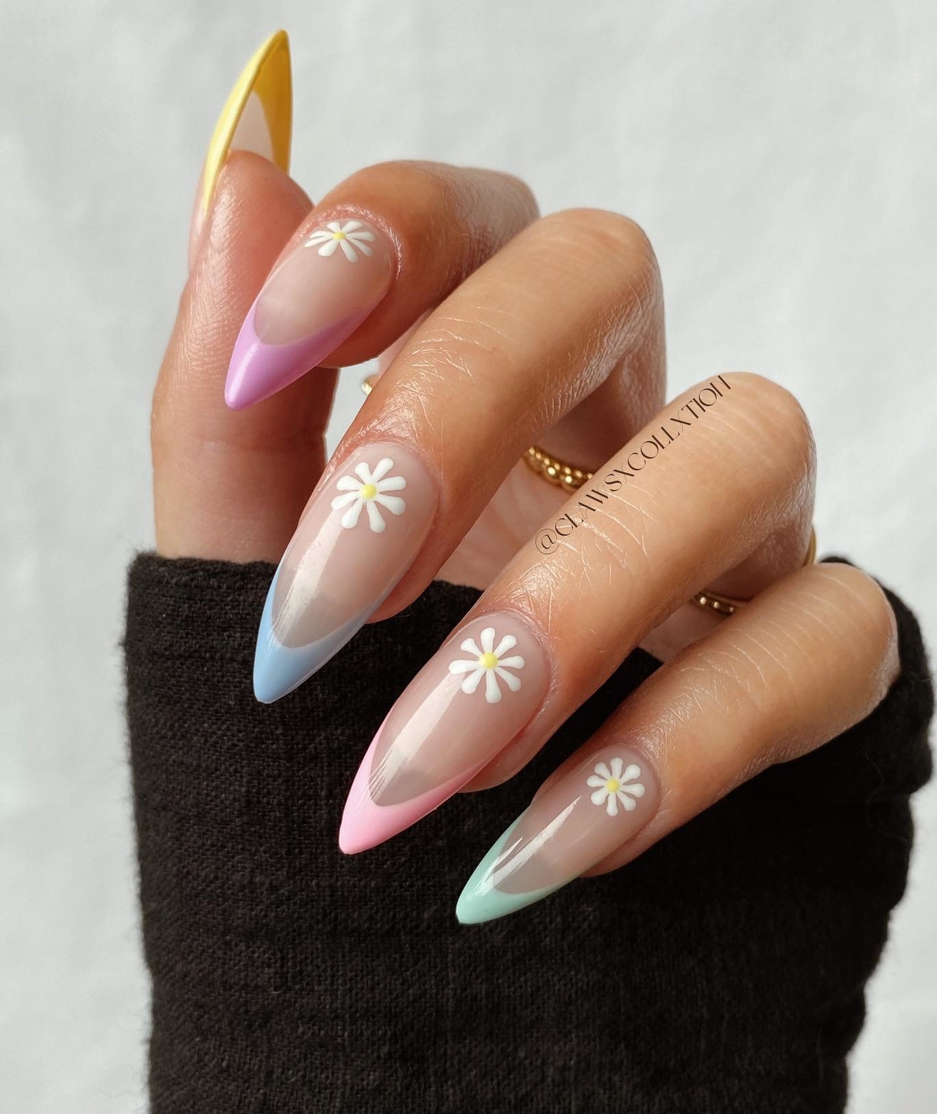 Franse stiletto nagels met bloemen