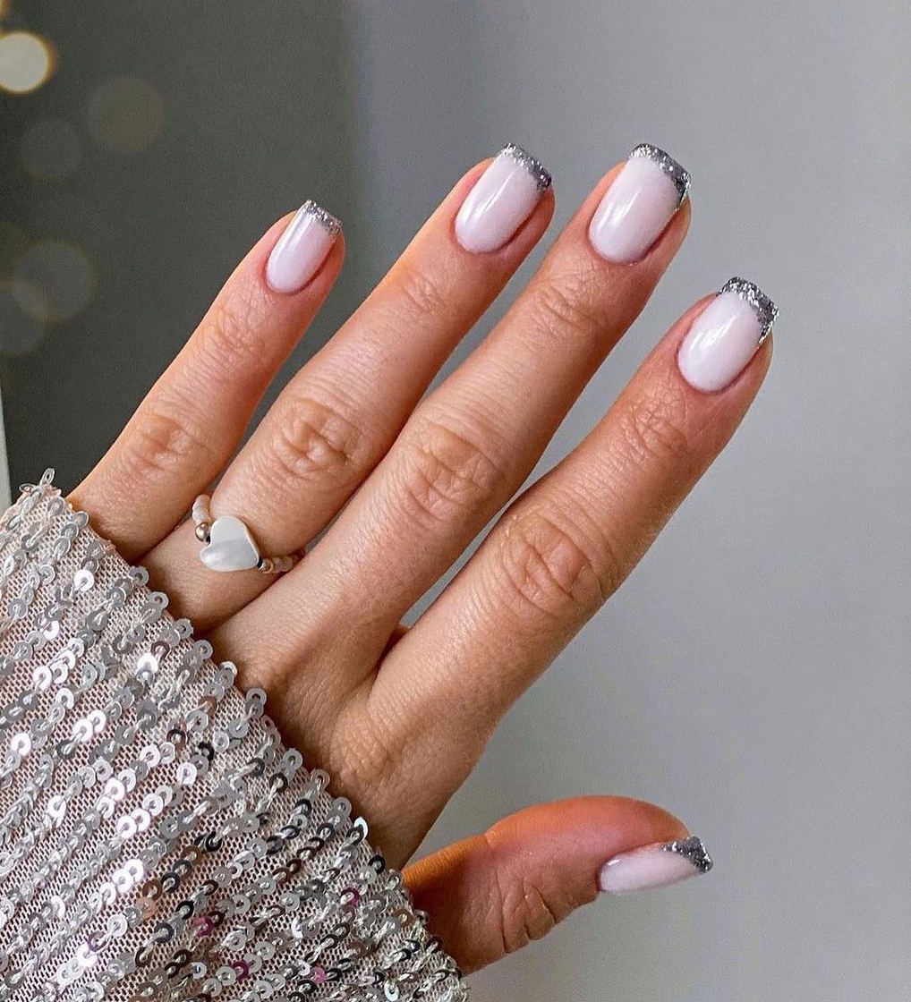 Korte vierkante Franse nagels met zilveren glittertips