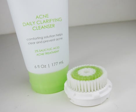 Clarisonic's Acne Daily Clarifying Cleanser in combinatie met een speciale opzetborstel 