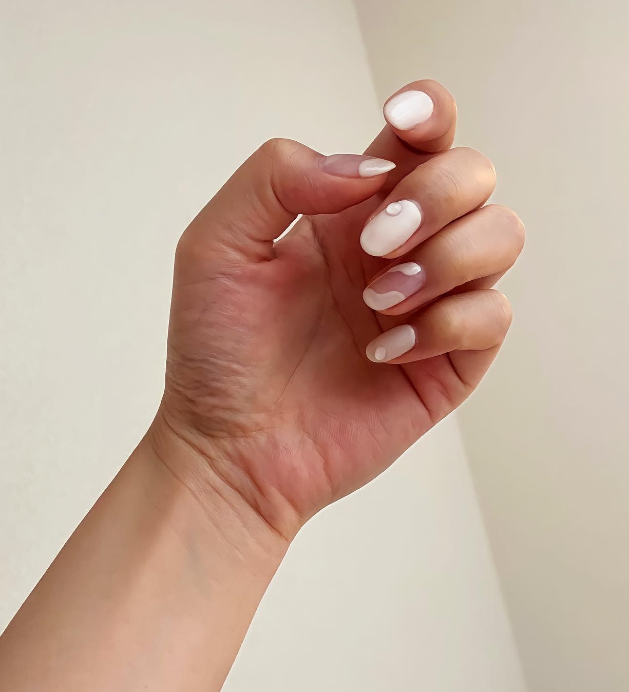 Korte witte nagels met nude lakontwerp