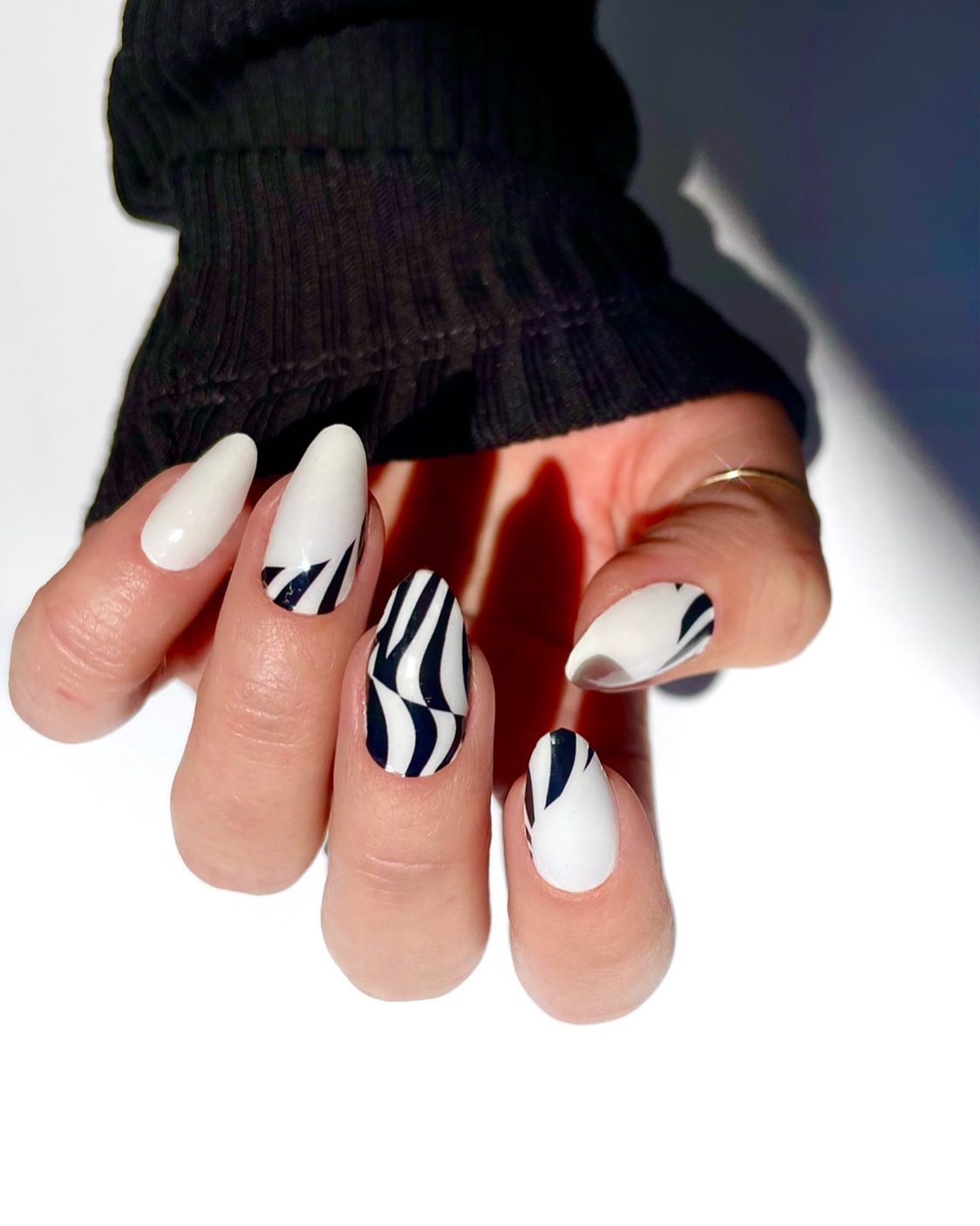 Witte nagels met zwarte zebralijnen