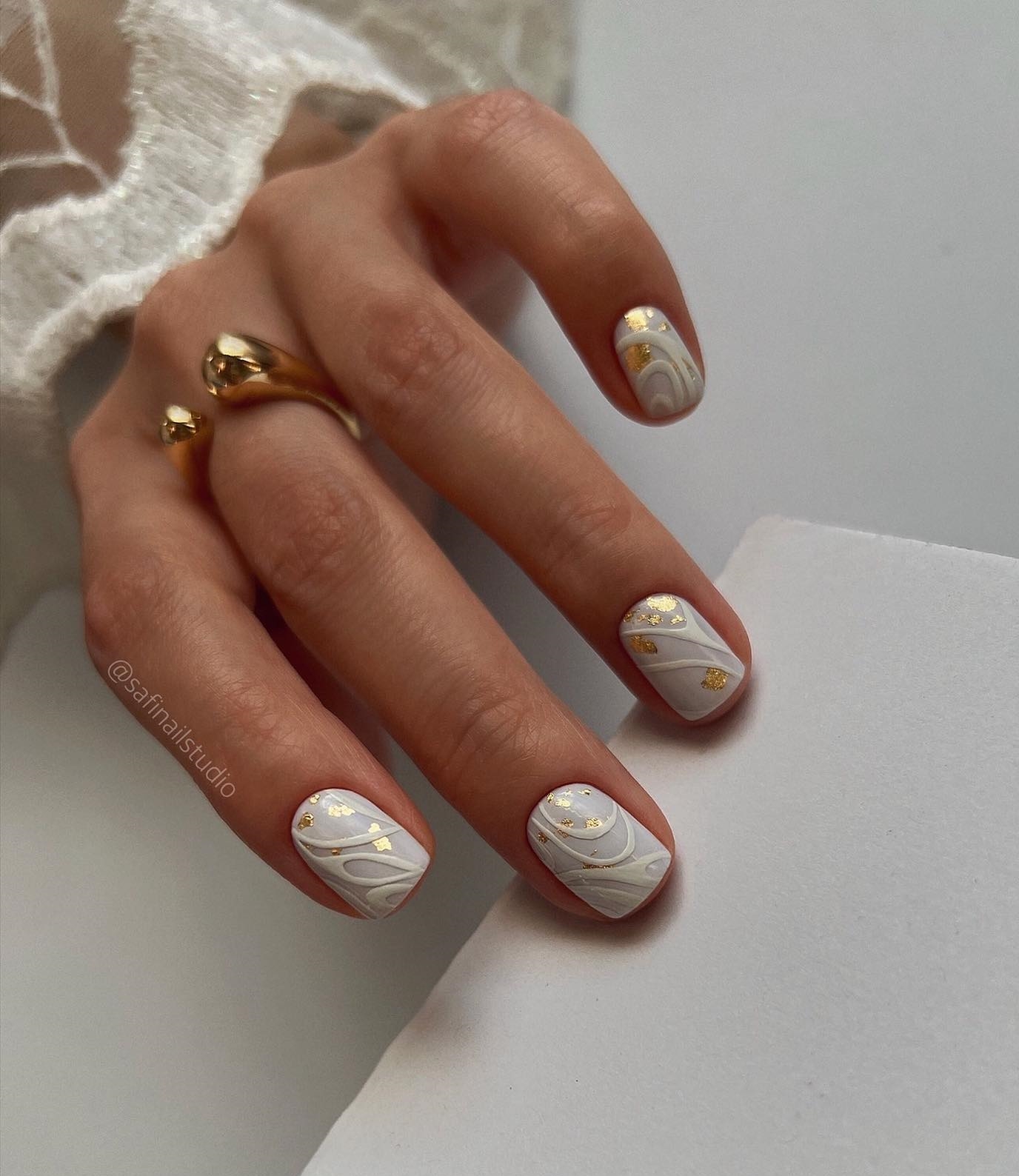 Korte witte en gouden nagels