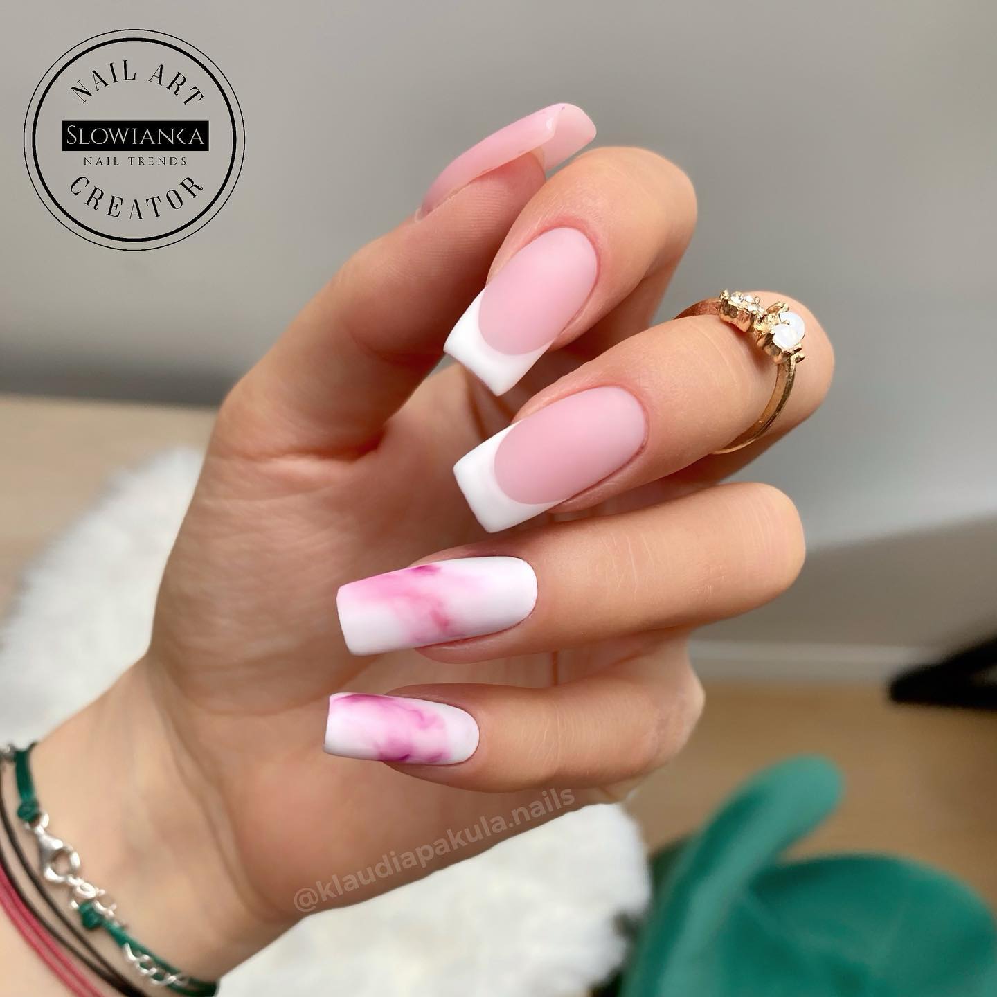 Roze en wit nagellakontwerp