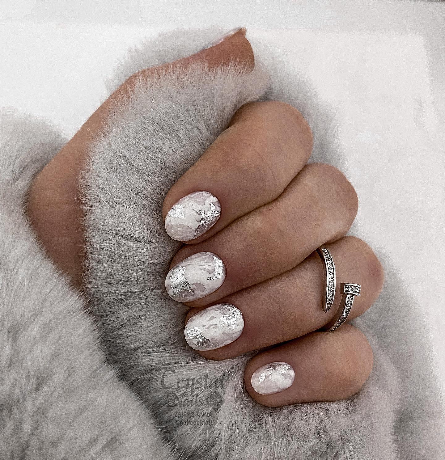 Korte ronde witte en zilveren nagels