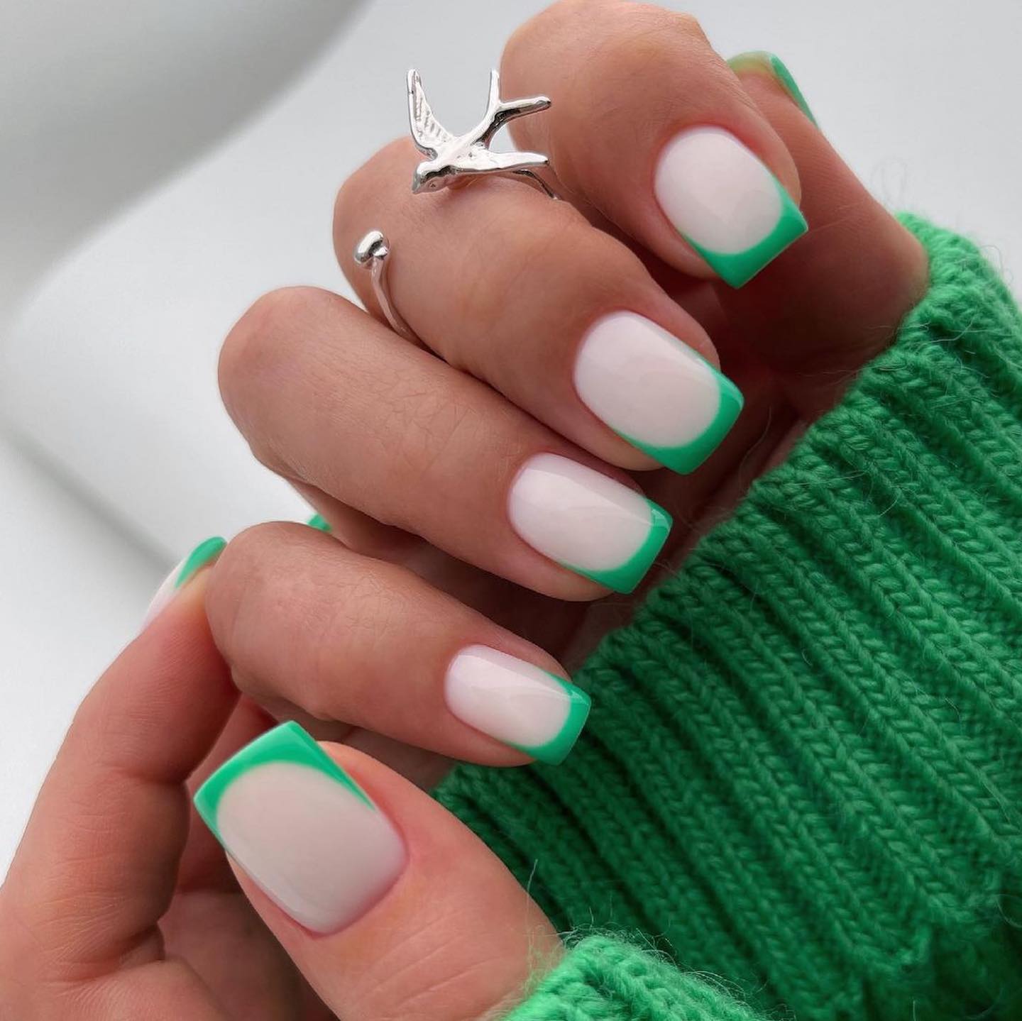 Korte witte nagels met groene tips