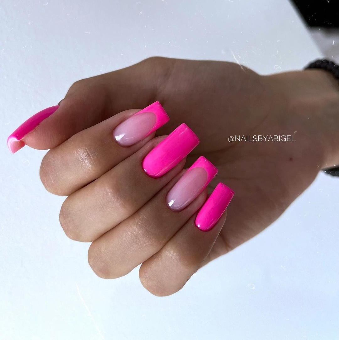 Lange vierkante hete roze nagels