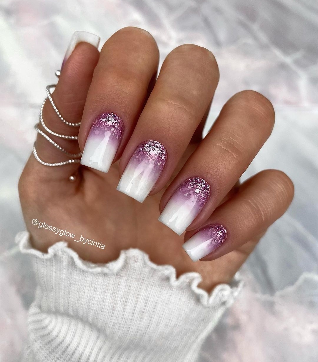 Vierkante roze en witte nagels met glitter