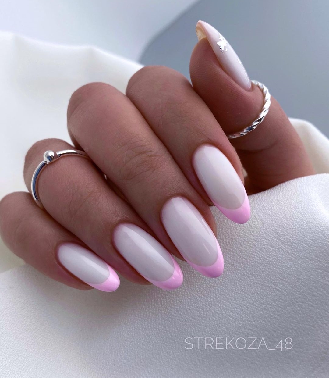 Lichtroze French Tip Nagels