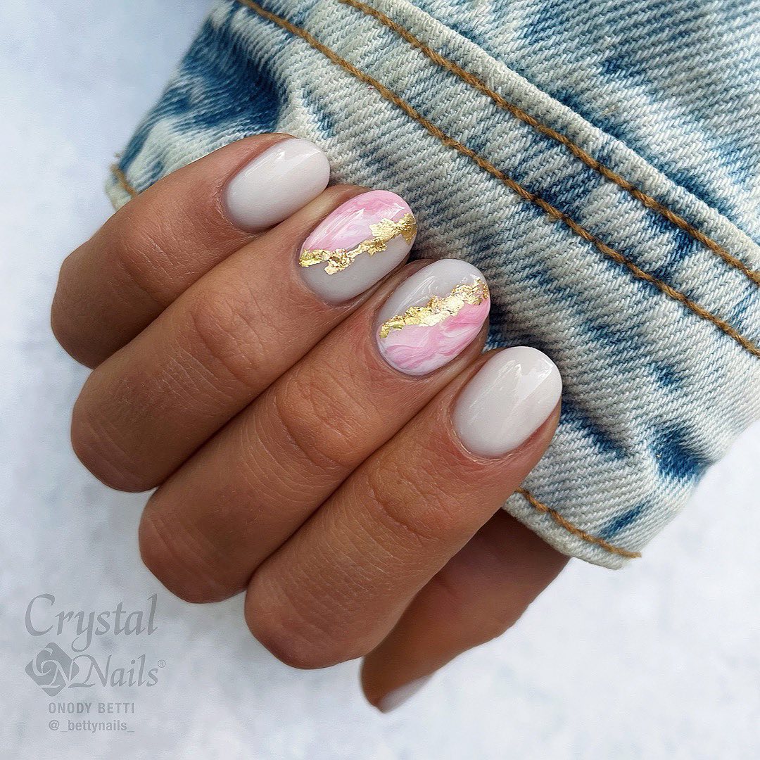 Witte en roze nagels met marmeren ontwerp