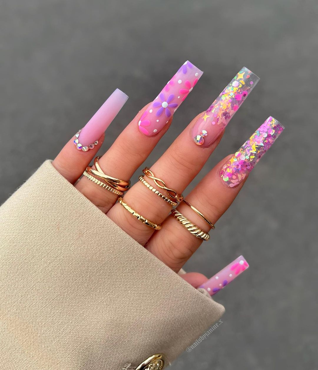 Lange acryl roze nagels met glitter