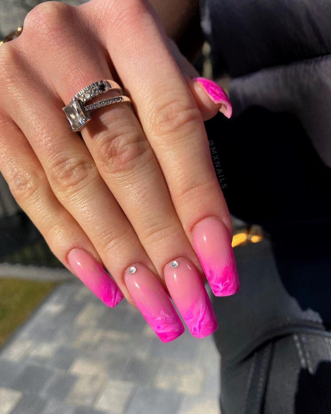 Roze marmeren nagels met diamanten