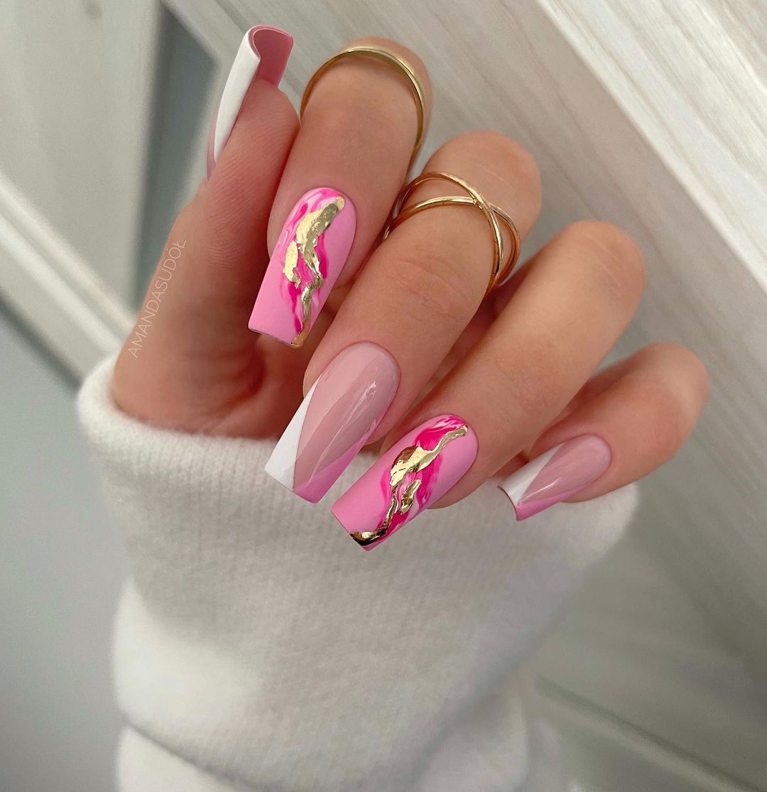 Roze en gouden nagels met abstract ontwerp