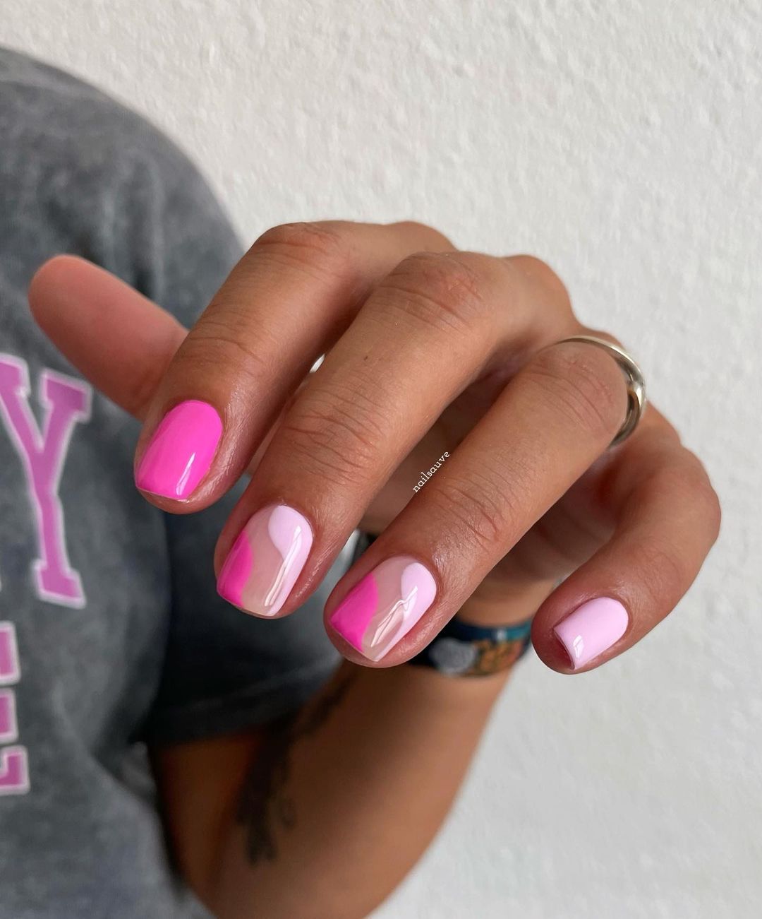 Korte roze nagels met licht en donkerroze ontwerp