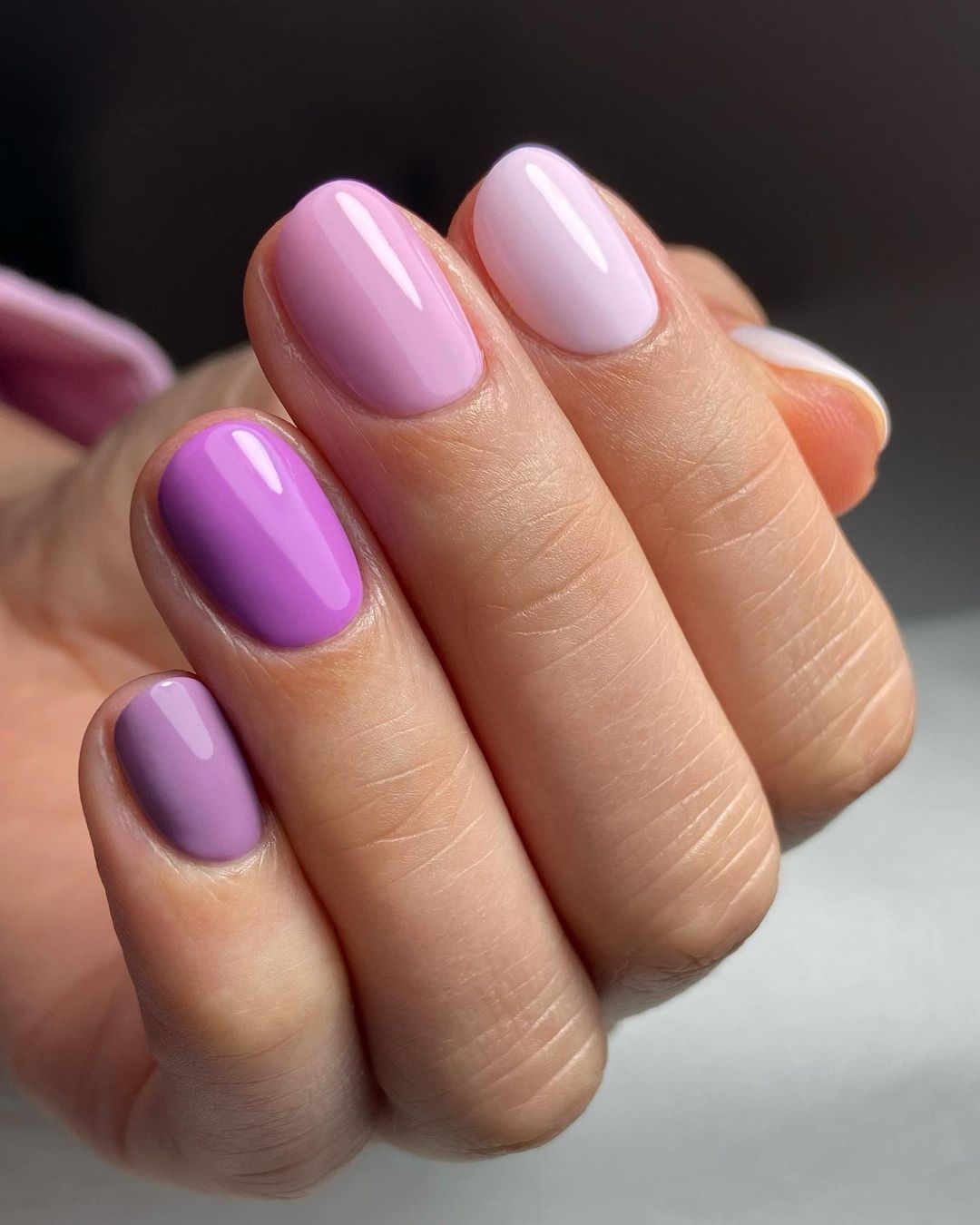 Korte roze en paarse nagels