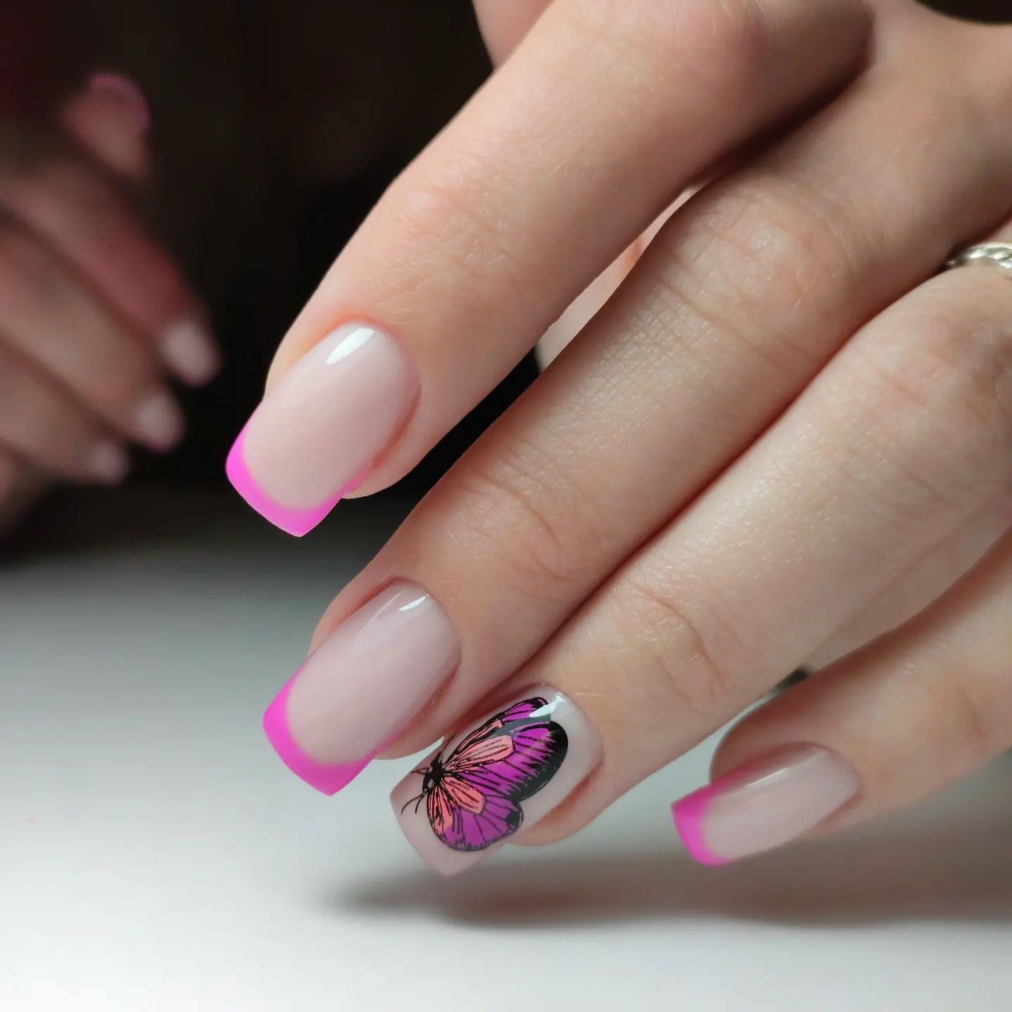Roze Franse nagels met vlinder