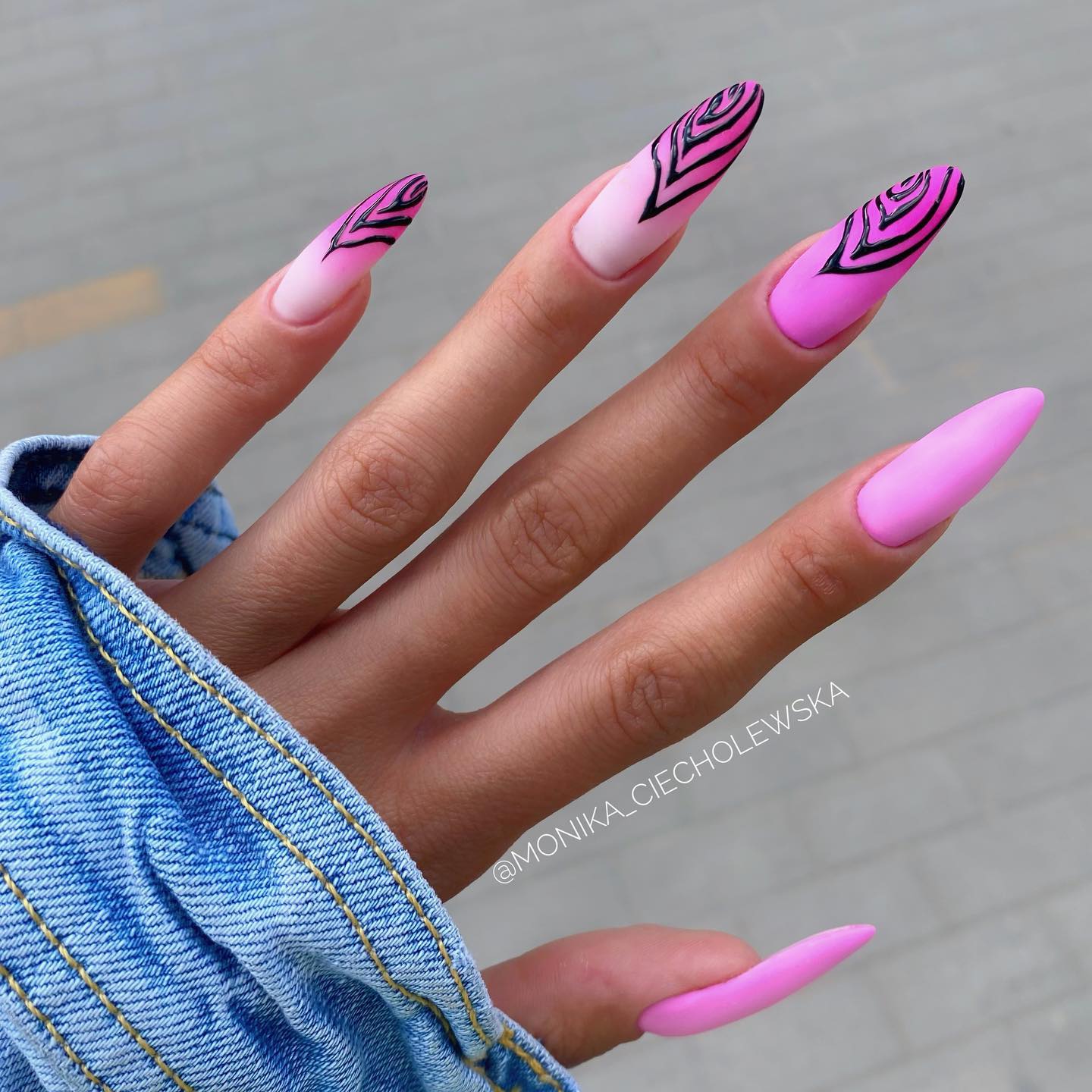 Lange acryl matte roze nagels met zwarte lijnen