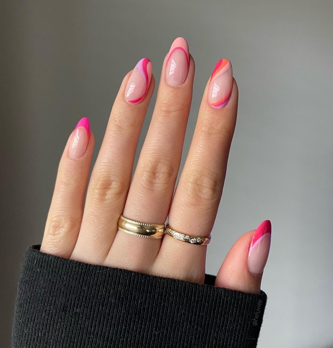Korte ronde roze Swirl nagels
