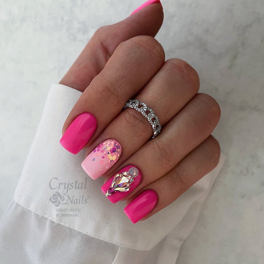 Hete roze nagels met diamanten