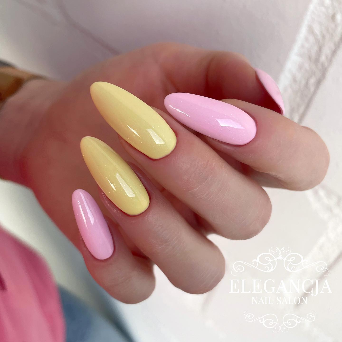 Lange roze en gele glanzende nagels