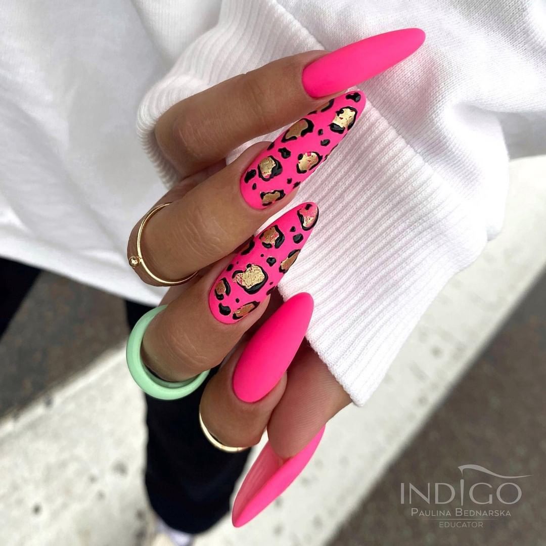 Lange acryl roze luipaard print nagels