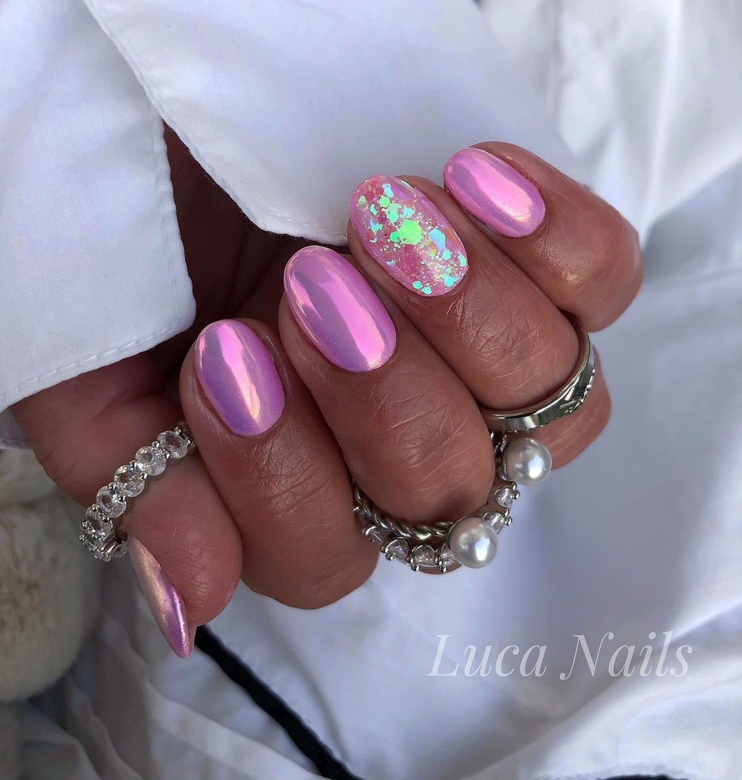 Korte roze chromen nagels met glitters