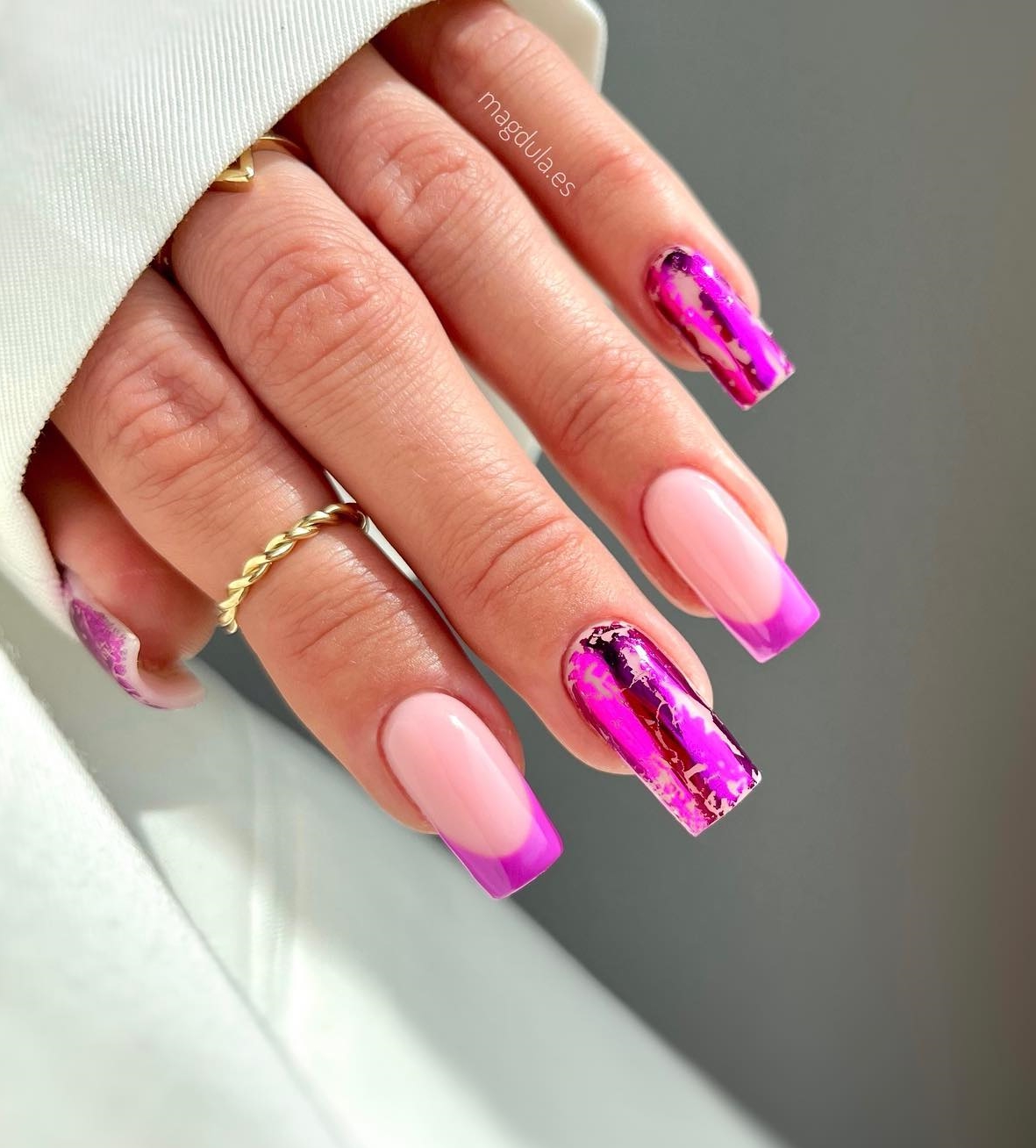 Lange vierkante roze nagels met folie